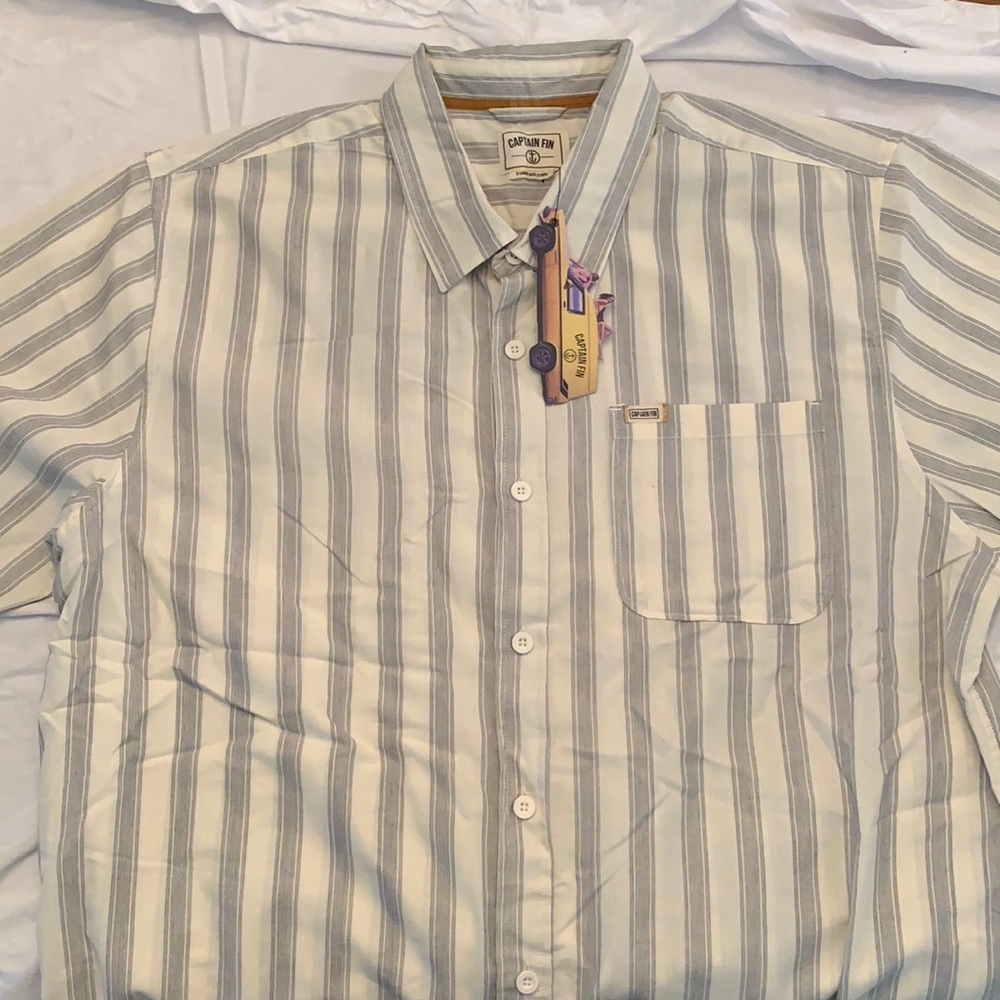 Short sleeve. Button Down.